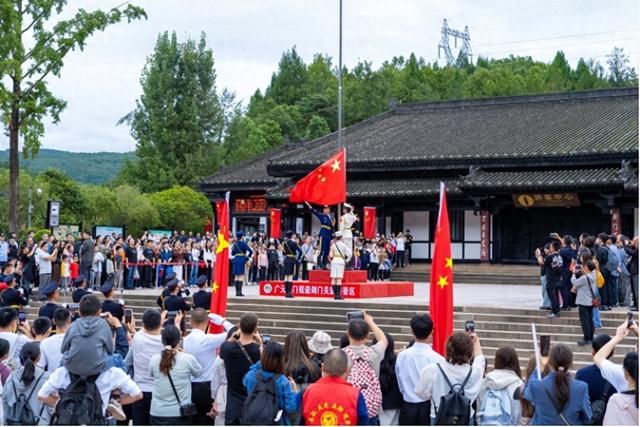 民族团结花盛开，剑门关下谱新篇——剑门关国庆中秋假期绘就团结爱国长卷