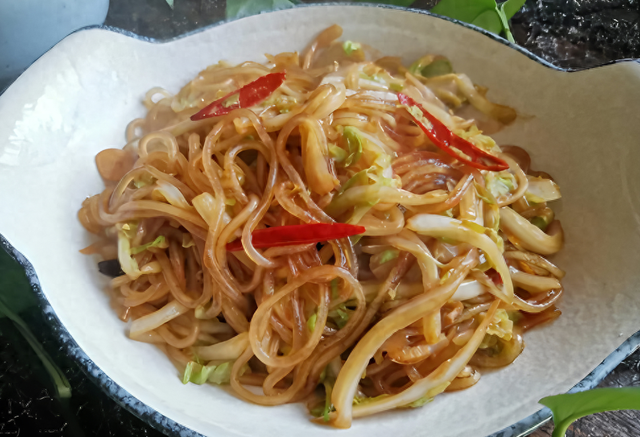 白菜烧粉条怎么做好吃（几毛钱一斤的白菜）