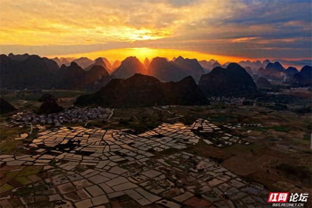 岁暖时刻丨峰峦为幕，稻田作镜！沐宦头村的黄昏是自然最工整的构图