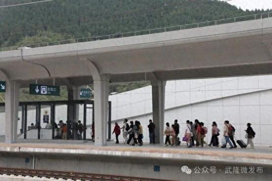 高铁成“引流王”！武隆“双节”迎游客高峰  花海、演出、徒步，全天耍事不重样