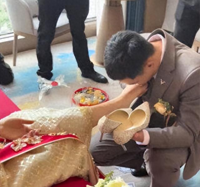 女生的脚很臭但是男生还要闻（新郎搞怪去闻新娘脚丫子）