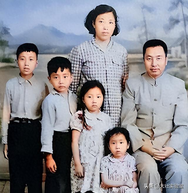 华国锋的夫人韩芝俊有多美？1961年的全家留影，30岁她端庄贤惠