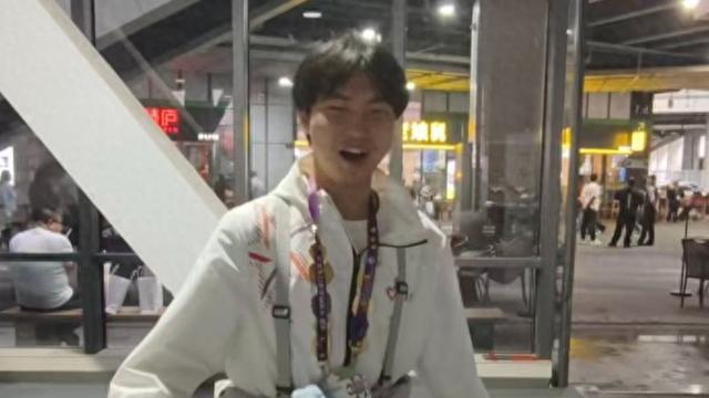 进博会志愿者“小叶子”穿戴外骨骼，腿部肌肉疲劳度降低超25%