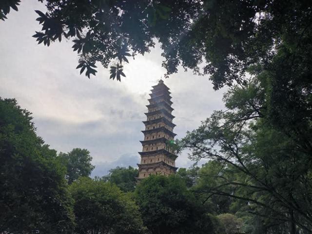 古塔与烟火共舞 绘就高坪文旅新图景