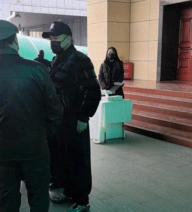 实锤了！许亚军没去何晴葬礼	，当时他在美国洛杉矶陪小儿子用餐