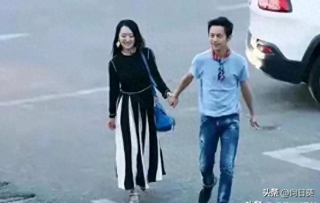 何炅和杨钰莹街头牵手 画面温馨 何炅年事已高 杨钰莹依然美丽动人