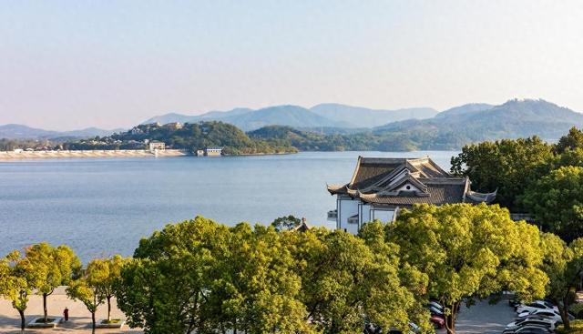 两处5A级景区为全国“赵”姓游客免票，背后上市公司天目湖去年营收利润双降亟待破局