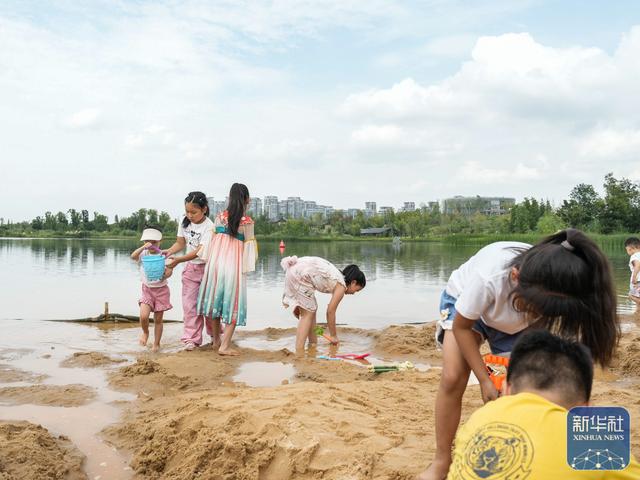 四川成都：湖边沙滩乐享周末时光