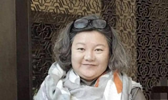 陈凯歌前妻洪晃京郊院子曝光，百平空地长草，网友：哪像名门小院
