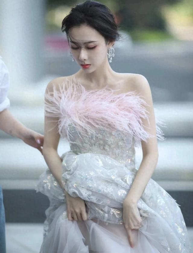 姐姐拿瓦铠甲勇士（童年女神铠甲勇士拿瓦马灵灵曹曦月）