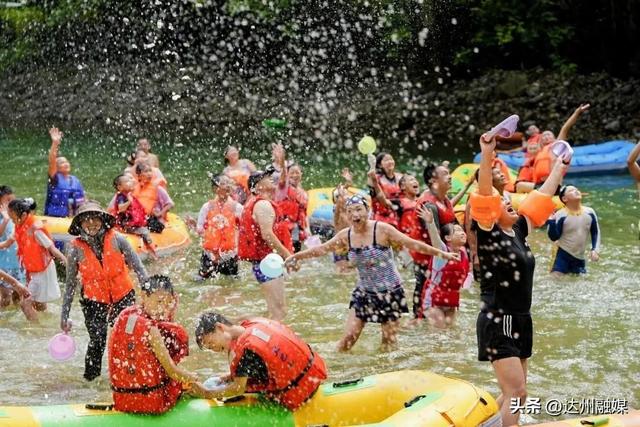 2025万源龙潭河泼水电音节首日燃爆！点燃狂欢盛夏~