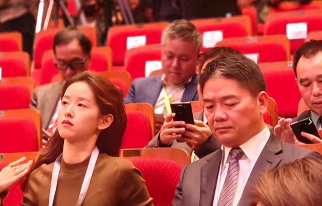 刘强东夫妇参加APEC峰会，女方穿四万外套气场十足，男方全程服侍