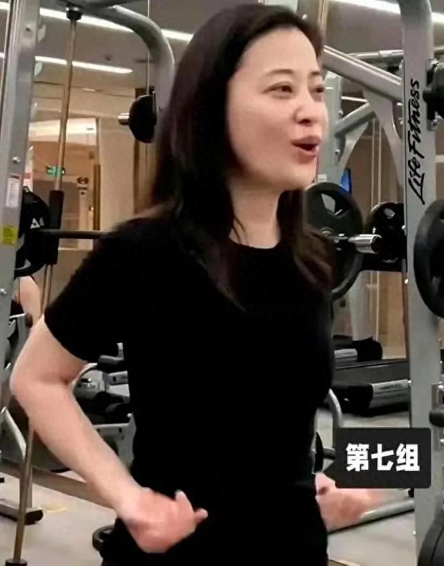 梅婷都快五十了，还经常去健身房锻炼呢，身材保持得真不错
