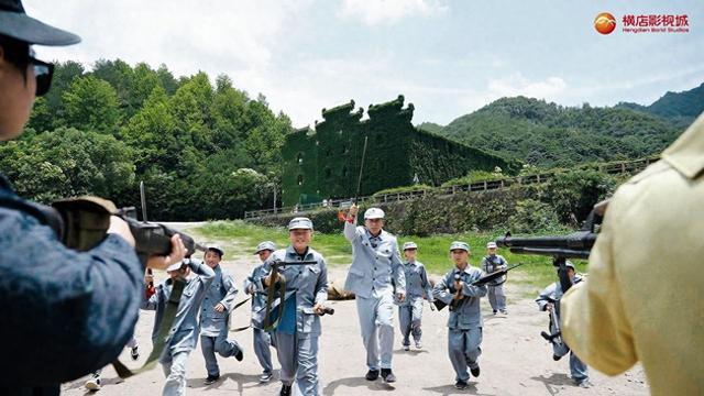 一边拍短剧一边“打鬼子”，横店解锁“拍摄+旅游”新玩法