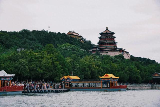 城市发展文旅，不能只盯着景区