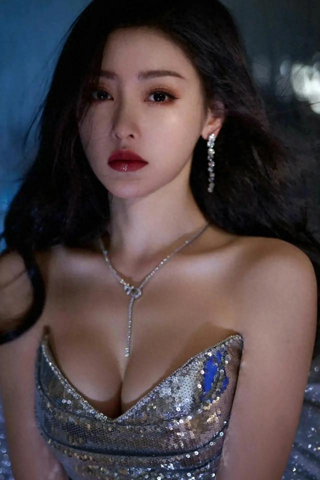 张天爱银色抹胸亮片裙 性感迷人撩人