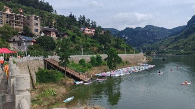 开阳县：“桨”板水上游 点燃旅游新活力