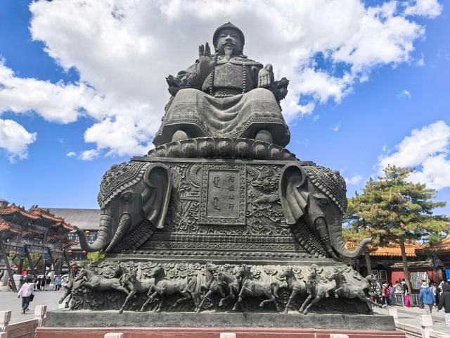 阿拉坦汗的塑像为啥立在呼市中心？闹市中逛无量寺吃风味手把羊肉