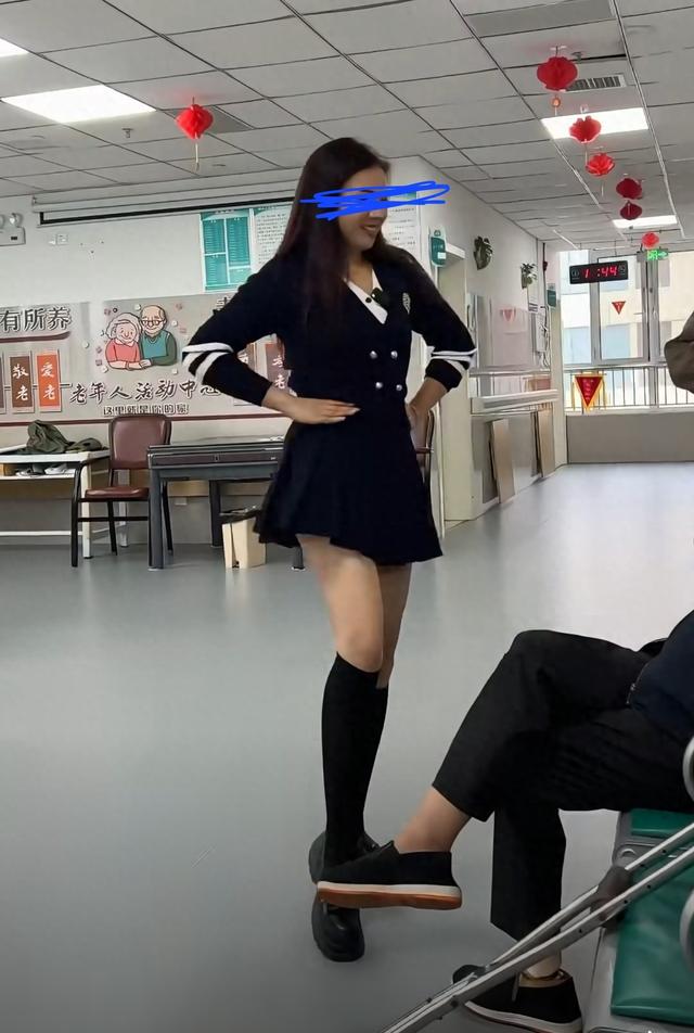 养老院女院长穿短裙给老人跳舞！大方承认擦边，网友追问去哪报名