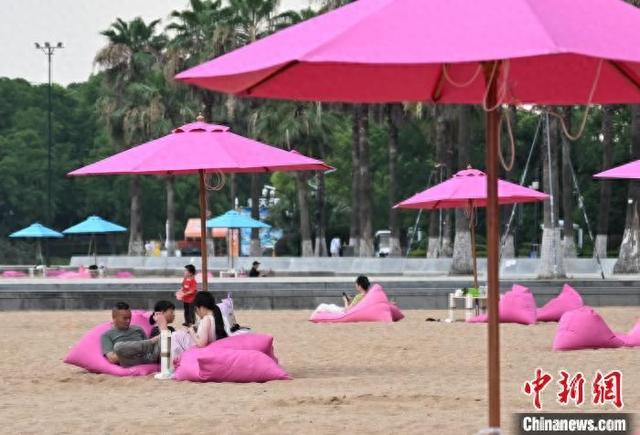 高温下的浙江杭州：“城市沙滩”吸引民众