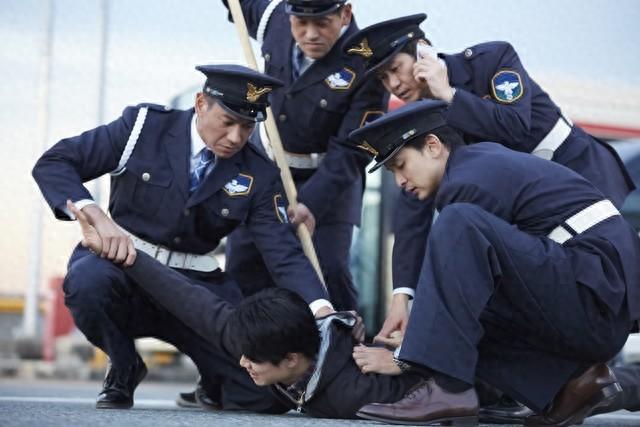 我入狱12年，顶替了老板的罪出狱后他给我360万，他儿子却找我