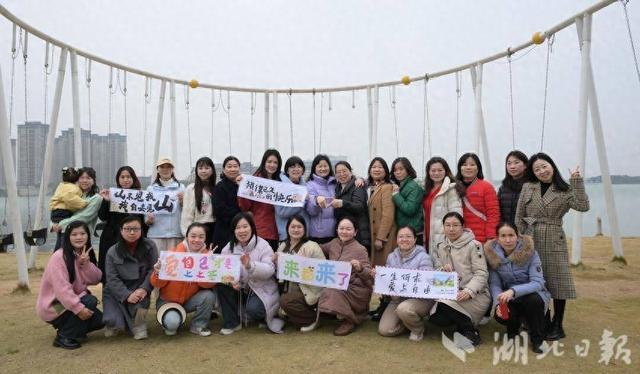 汉川一中：踏春赏湖光 巾帼绽芳华