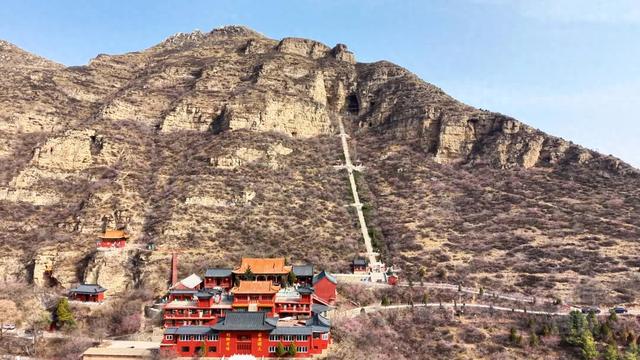 灵丘：山桃艳，晨钟远，春日盛景古刹山