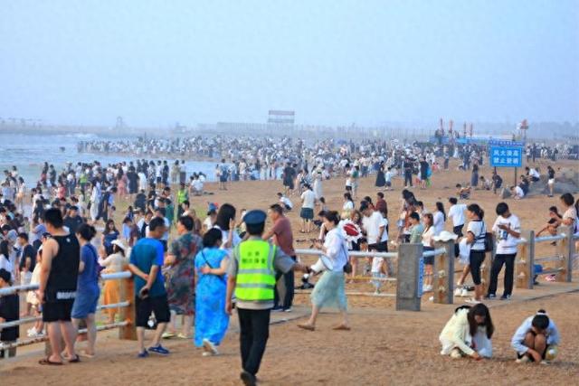 众拍 | 日照海边被 “人海” 包围，沙滩秒变 “人的海洋”