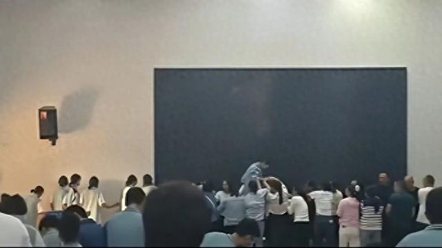 家长跪成一排被学生踩踏！涉事中学凌晨致歉：考虑不周；当地教育局回应