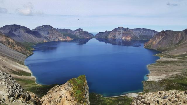 朝鲜人可以在长白山天池游泳，为何中国人却连护栏都不能靠近？