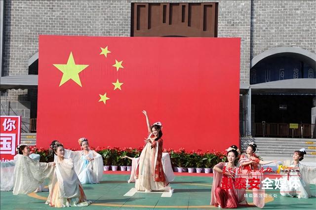 每日百场演艺、NPC零距离互动 游客在泰山石敢当景区“邂逅”百戏狂欢