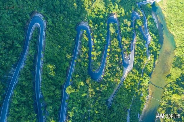 铜仁大峡谷旁边有条村道,由连续十多个发夹弯组成,堪称跑山胜地