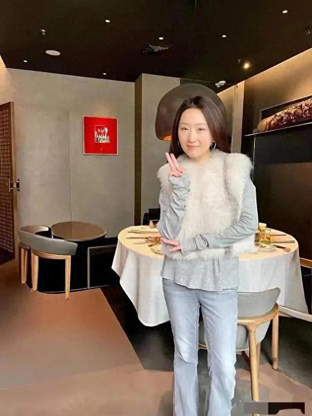 哇塞！53岁的杨钰莹在广东和朋友一起聚餐呢 看着真年轻啊 也就30岁