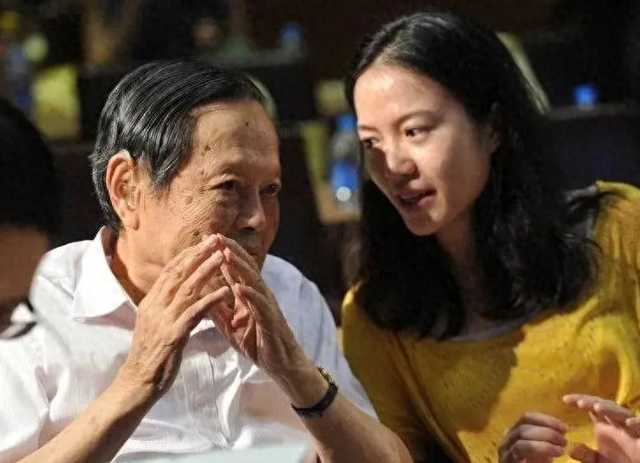 杨振宁妻子翁帆曾自白：为了丈夫的身体，我16年来都是早睡早起
