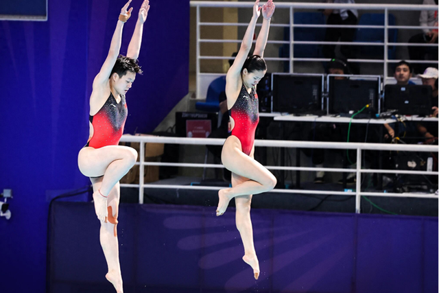 打破质疑！全红婵时隔半年重返赛场，搭档王伟莹夺得女子团体双人10米跳台第一，广东斩获十五运跳水女团冠军