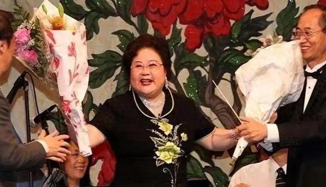 吃里扒外	、永不回国？带30名演员留美不归，如今年过花甲归来