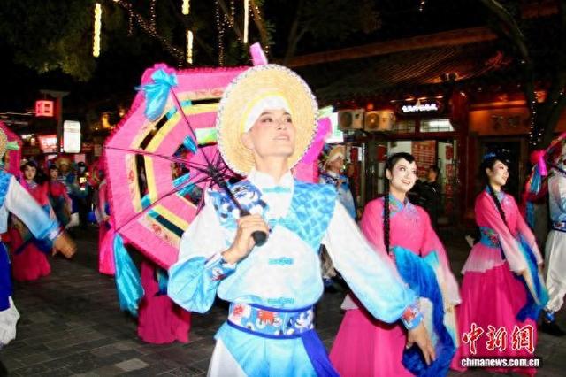 2025中国图书馆年会“图书馆人·榆林卫城之夜”启幕