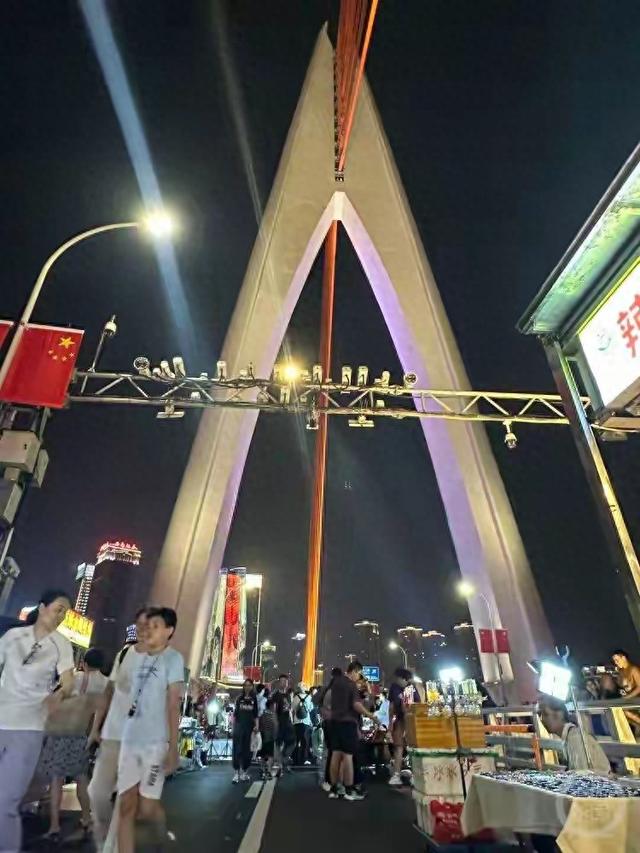 重庆人又“宠粉”了！千厮门大桥10分钟变夜市，这波操作太绝了
