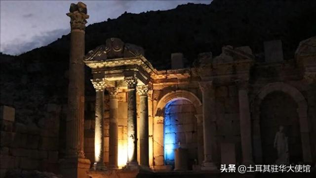 灯光点亮萨加拉索斯古城 开启夜间博物馆游览模式