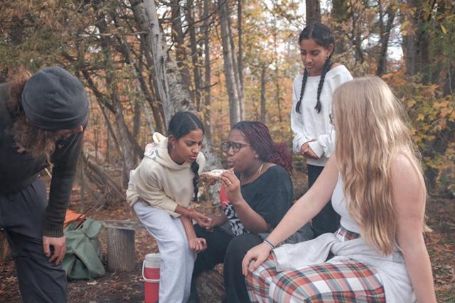 邦德一年一度的传统项目"Kawartha Camp"