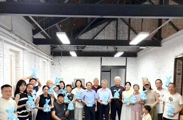 宋祖英私下聚会画面曝光，穿棉麻衣留短发亮相，完全颠覆你的印象