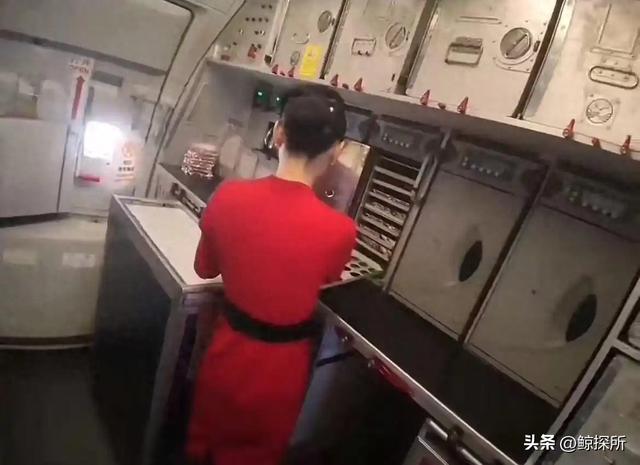 川航拒协助摆餐后续：旅客蛮横不讲理，身份被曝，果然不是一般人