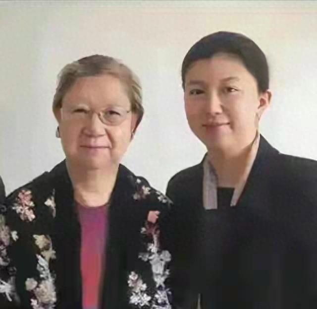 2015年，毛岸英遗孀刘思齐与女儿的合影，气质不减当年。