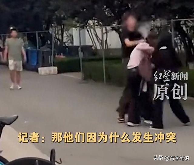 山东高校一男两女起冲突，知情人谈原因：两女生发现真相后互助