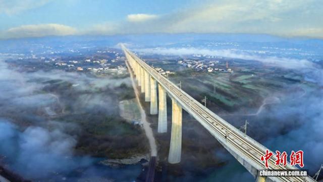 湖北宜昌：轻纱雾漫黄柏河