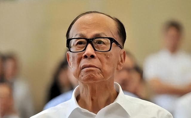 中国不挽留，美国不收留，被夹在中间的李嘉诚，终于玩不转了！