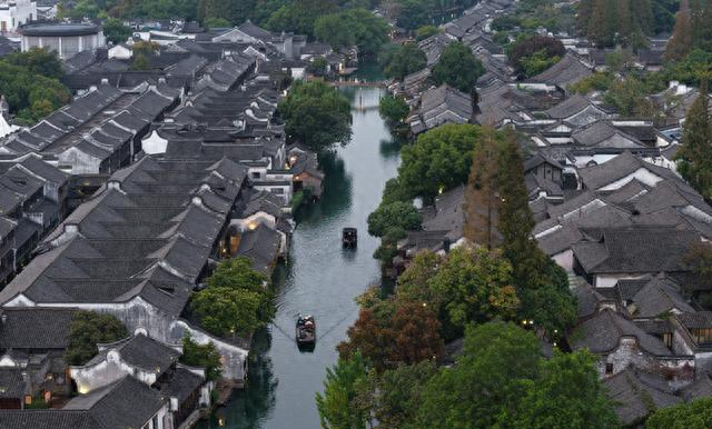 很多江南古镇快经营不下去了，乌镇还在收150元门票，不凭脸皮