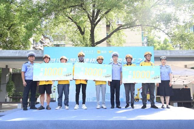 每人奖励1000元！美团向武汉100名骑手发放交通安全激励金