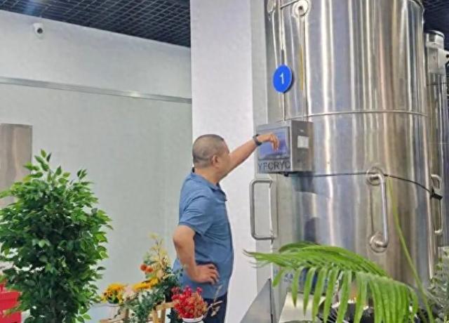 中国首例冷冻人8年后，丈夫对其复活信心逐渐减弱，交往新女友但家中仍保留妻子照片和物品	，最新回应