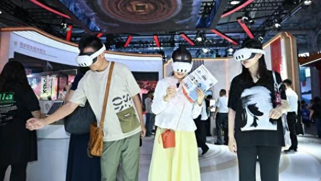 “触摸”千年文明、秒穿电影场景，来打卡服贸会上的科技文旅盛宴